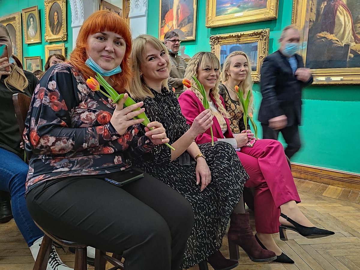 В зеленом зале Пензенской картинной галереи им. К. А. Савицкого прошло торжественное мероприятие в преддверии Международного женского дня. 
 
Для сотрудник в честь 8 марта организовали небольшой концерт.