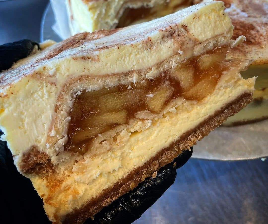 crystalwms527's tweet photo. This week's Gimme Sum Sugar menu is; Apple Pie Stuffed Cheesecake,  Cinnamon Roll Cheesecake,  Neopolitan  Cake, Butter Cake Rum Cake Edible Brownies , Edible Red Velvet Cookie &amp; Banana Pudding. Place your orders now for delivery tomorrow https://t.co/5jjMYw9Bgh