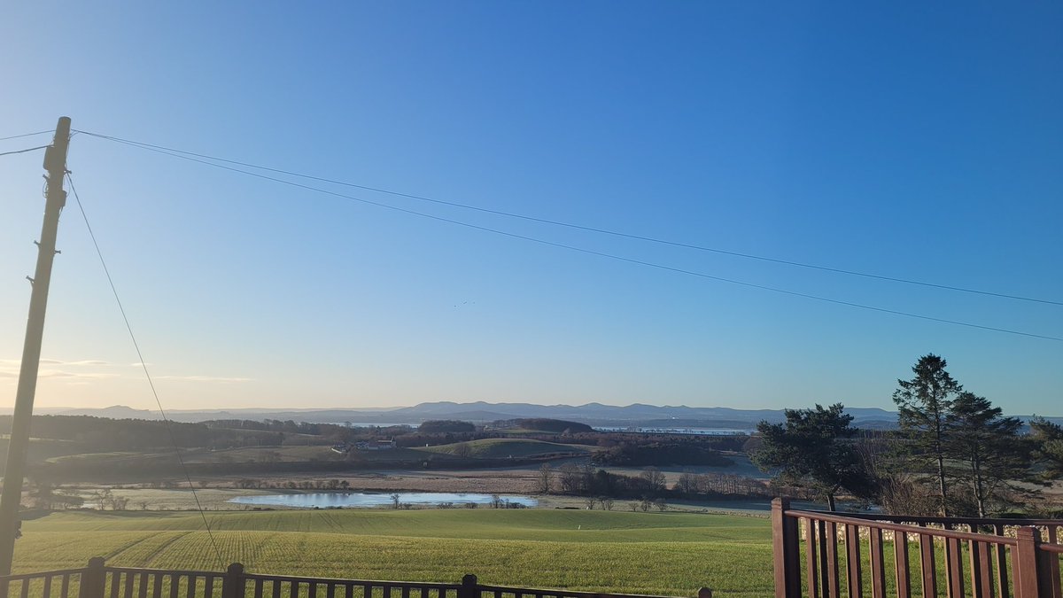 Recoveryrunner1's tweet photo. I've shared my story a fair bit the past week &amp; this Saturday morning I'm looking out over a frosty Firth of Forth reflecting on my journey &amp; filled with a passion for life I never knew before...Fife Coastal Path fun here I come 💜#recoveryrunner #wedorecover #ultradafties 🐢🍅 https://t.co/u5JtjjT5bh