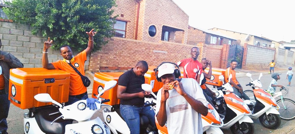 🍟🍔Delivery exclusively to Soweto at R30 / call or text 079 525 6770 or 063 773 2104 to see what the hype about!🍟🍔