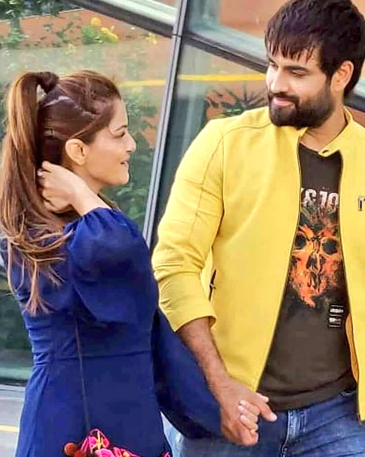 VivInaWorld's tweet photo. Retweet if you miss this duo on-screen together 😍 @VivianDsena01 @RubiDilaik 💞

#HaYa #VivIna #RubinaDilaik #VivianDsena #Shakti https://t.co/z4ZNbkn7gb