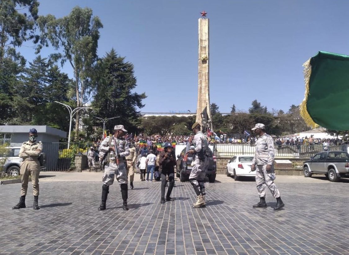 BalderasAddis's tweet photo. የባልደራስ ፕሬዘዳንቱን አቶ እስክንድር ነጋን ጨምሮ አባላት እና ደጋፊዎቹን፤ ፓሊስ በሶስት መኪና ጭኖ ወስዷቸዋል። 

ክስተቱ የተፈጠረው በሰላማዊ መንገድ የካራማራን የድል በአል ለማክበር በሄዱ ሰላማዊ ሰዎች ነው። https://t.co/eIOPTJ9YWv