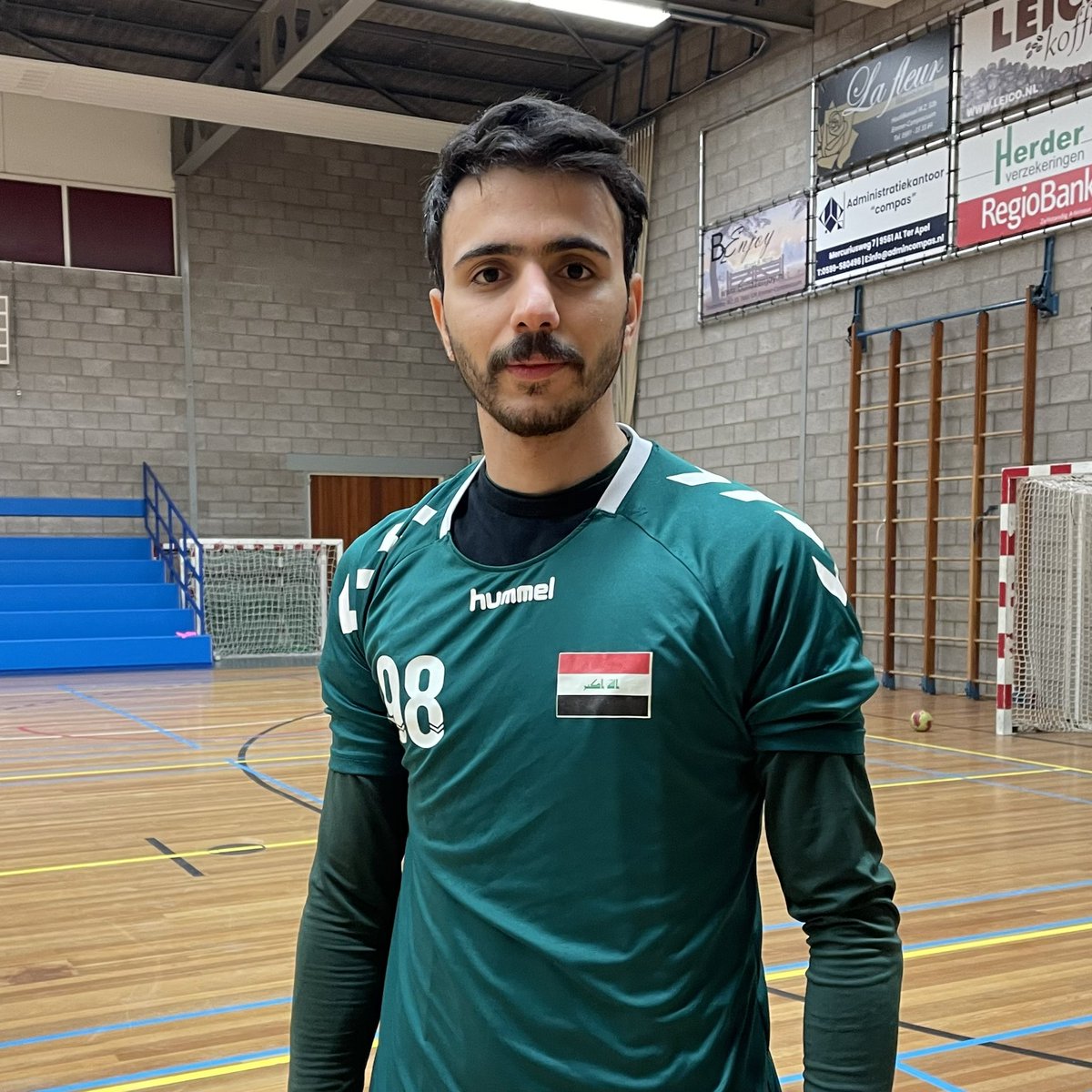 Sinds deze week traint de 21-jarige Irakese vluchteling Ali Raad mee bij <a href="/HVCLIVE/">HVC handbal</a>. Speelde in zijn thuisland in de eredivisie en heeft na een jaar in Barger-Compascuum weer een balletje gegooid. Groep heeft ‘m een heerlijke week bezorgd en wij gelachen met Ali. Heel erg fijn 🧡✌🏼