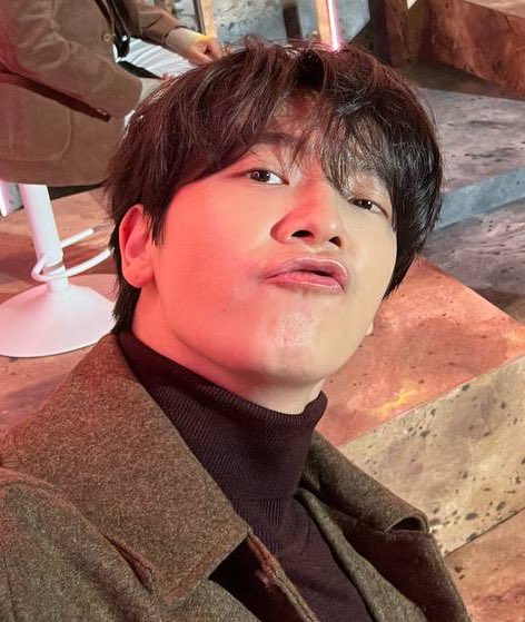 alylovesuju's tweet image. no one rly looks good doing duck faces but then you have Lee Donghae 😚