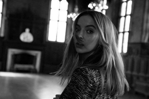 nothumanisafr0g's tweet photo. your camera roll if jodie comer is your girlfriend— a very wholesome thread; https://t.co/eLD3R8K3qS