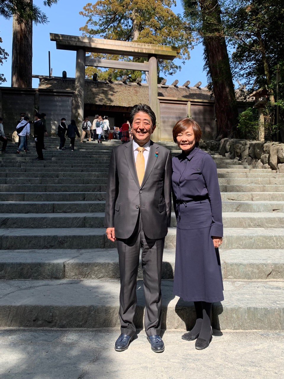 安倍晋三 本日伊勢神宮に参拝し 世界平和と日本の繁栄 そして御皇室の弥栄をお祈り致しました 午後からは鈴木英敬後援会で安全保障政策と経済政策について講演しました 私と鈴木英敬議員と一緒に写っている女性は今夏の参議院選挙 自民党候補者の山本