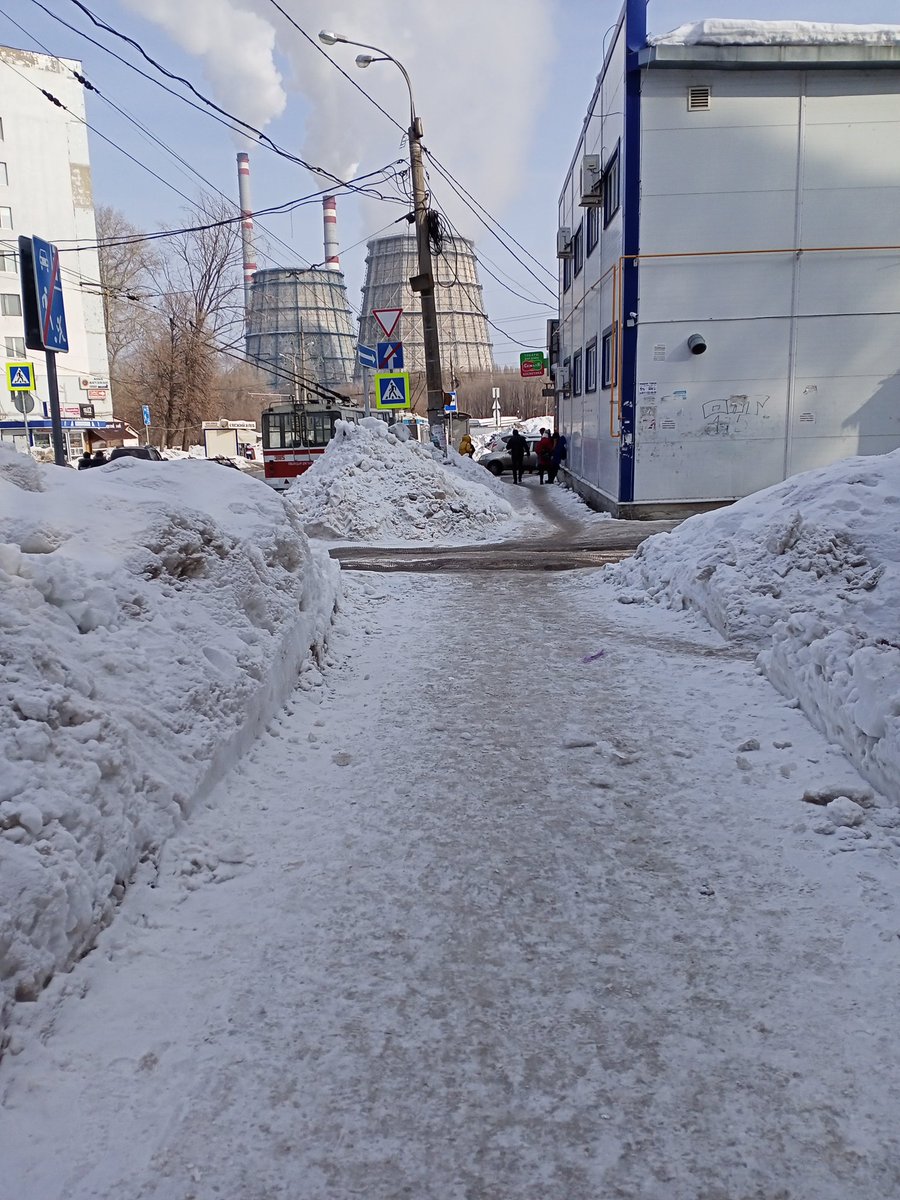 Необходимо очистить пешеходный тротуар и вывезти снег пр.К-Маркса 510А,за ТЦ Октава( 15А).Как  растает снег будет не пройти.Что сдесь остановка ОТ, свидетельствует покореженная табличка.<a href="/SamMobilePriem/">Мобильная приемная Губернатора Самарской области</a>.<a href="/E_Lapushkina/">Елена Лапушкина</a> <a href="/DepGorHozSamara/">Департамент ГХиЭ</a>