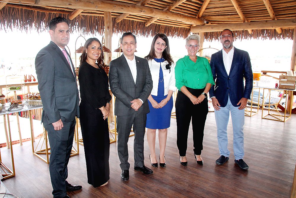 elcorreo_ae's tweet image. #Mikoko, un paraíso para descubrir en #MangrovesBeach de #UnmAlQuwain. Numerosas personalidades, entre ellas los embajadores de #Panamá y #Chile, acuden a la inauguración del espacio, que cuenta con la española Raquel Cuesta como directora de Operaciones elcorreo.ae/articulo/ocio/…