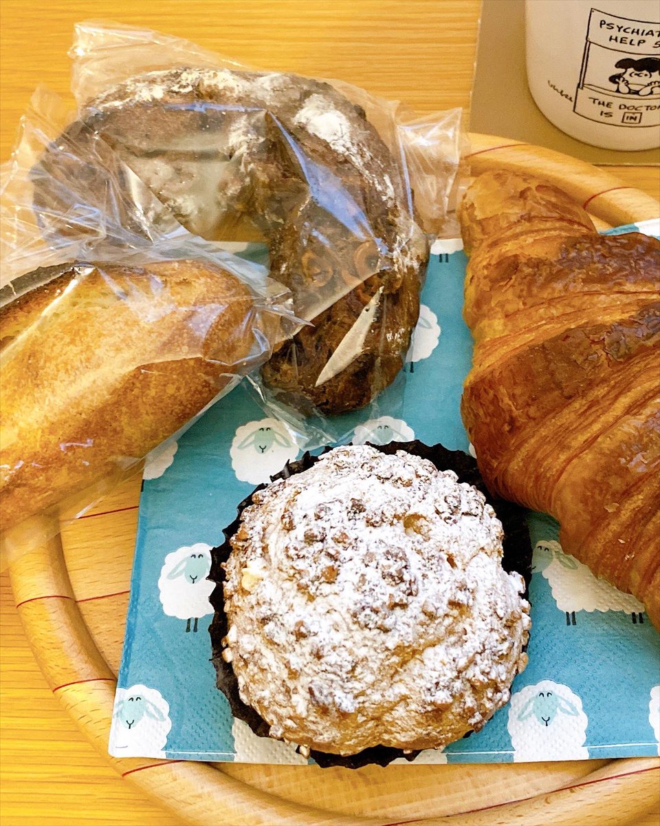 st_jerome_ks's tweet photo. バゲット🥖クロワッサン🥐ココア味のパン。
シューアラクレームもずっしりクリームたっぷり😻美味しい

#lesinities #レジニシエ #谷根千 https://t.co/nOPzEvgXXm