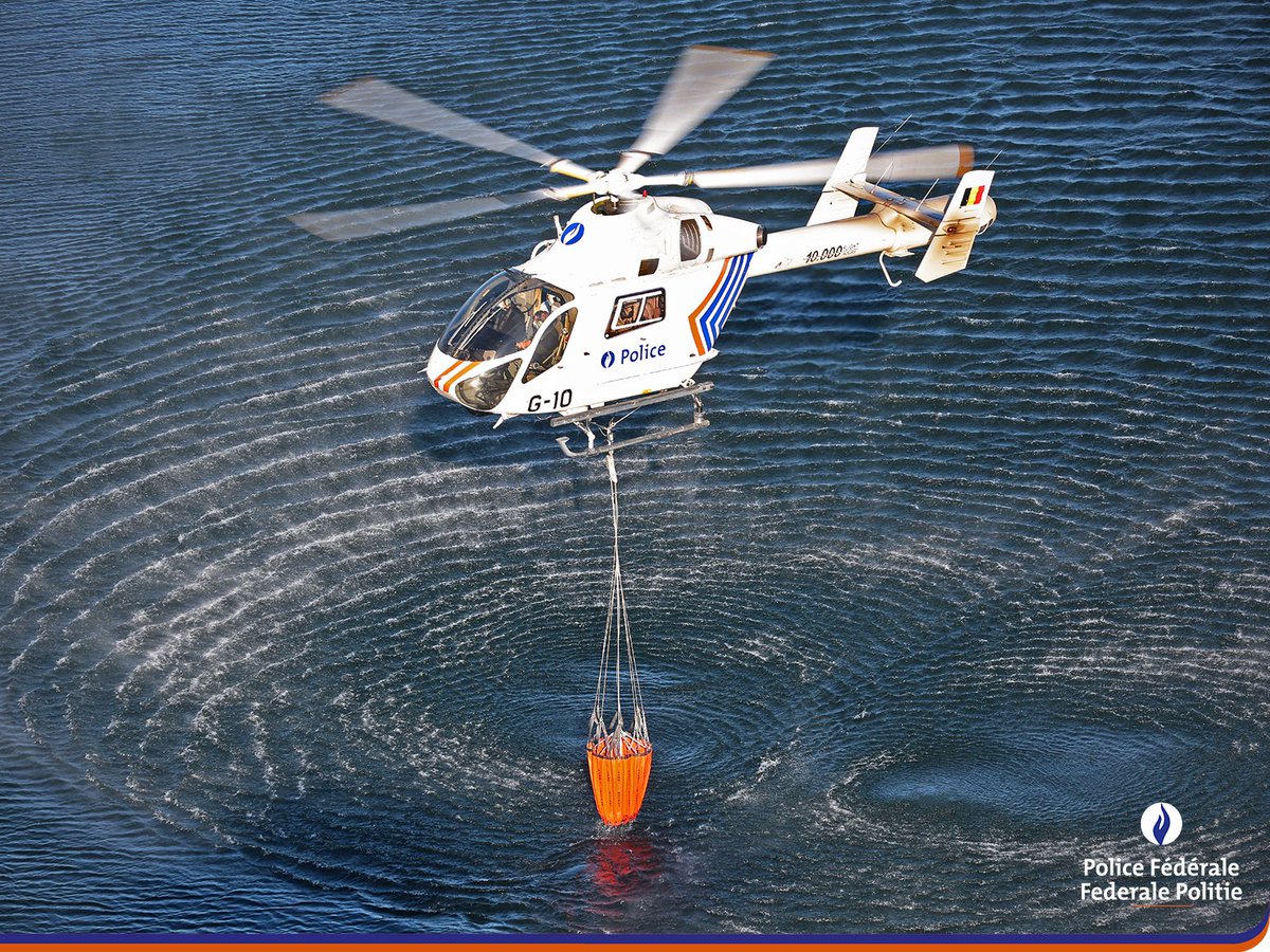 Training van een van onze helikopters, uitgerust met een bambi bucket, met het oog op mogelijke periodes van hitte en droogte ... #pictureoftheweek #potw #fotovandeweek #politie #federalepolitie