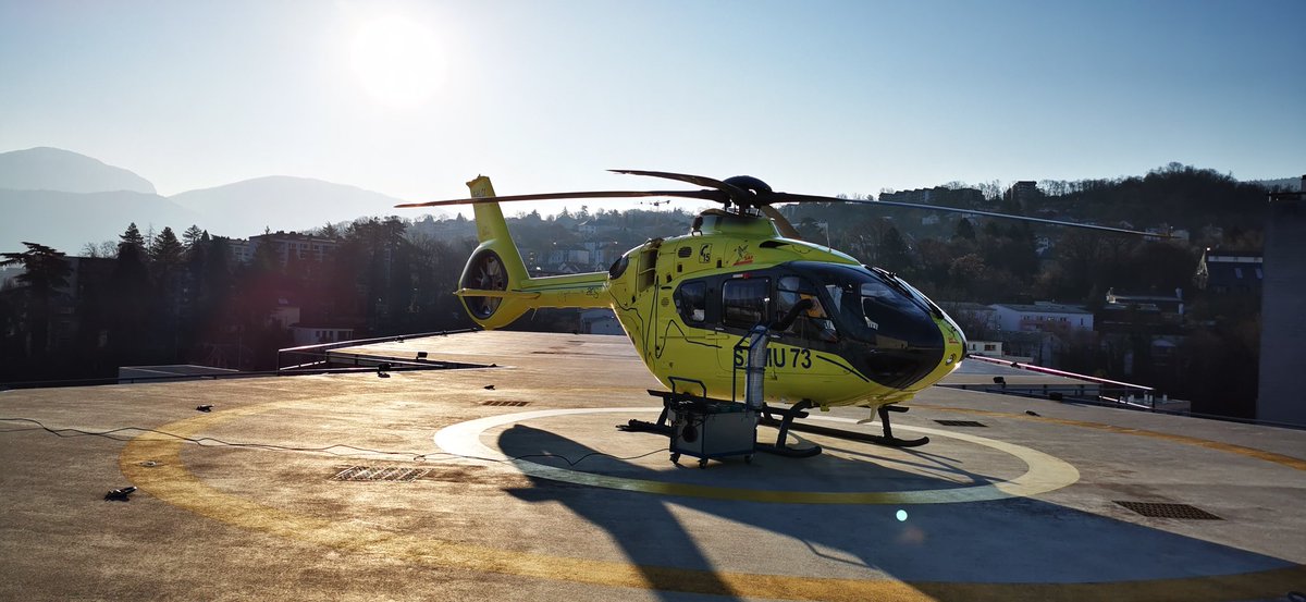 lilpat73's tweet photo. Véhicule pour le week end. 🚁🌞 #Hélismur #Radial73 #SMUR https://t.co/hcbsUlGaeV