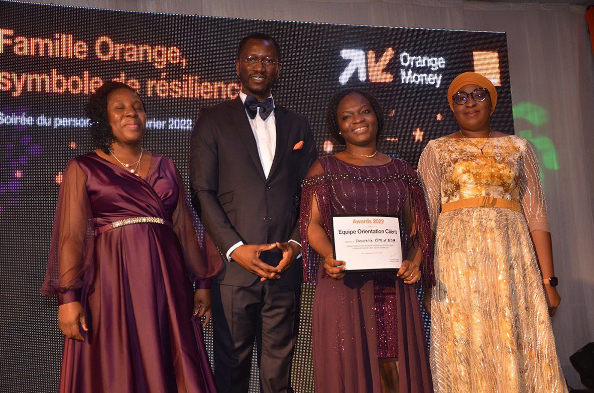 mamadouc7's tweet photo. Que d’émotions partagées avec les équipes @OrangeBurkina, le vendredi 25 février, à l’occasion de la soirée de l’excellence.
“La reconnaissance est la mémoire du coeur” Hans Christian Andersen.
Bravo pour les défis relevés en 2021 👏🏽👏🏽👏🏽
#OneTeam, #OneGoal 
#HumanInside https://t.co/udcJR8L1Tt