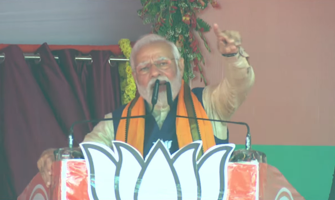 BJP4UP's tweet photo. हमारे ये जो विरोधी लोग हैं उनसे कभी आपने एक बार भी सुना कि अपने देश में बनी हुई चीजें खरीदो, अपने देश में बनी हुई चीजों का उपयोग करो, देश में बनी चीजों को बढ़ावा दो?

अगर ये आपके मित्र होते तो ये आपकी बनी चीजों को बेचने के लिए बोलते की नहीं?

लेकिन इनके मुंह पर ताला लग गया है। https://t.co/WEUYHEVbiz