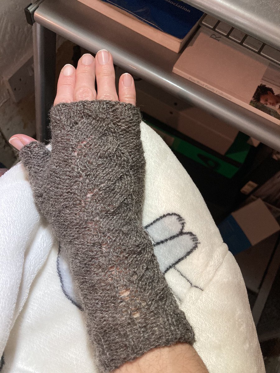 CatherineDunn8's tweet image. At the beginning of last year I finished my second ball of handspun yarn. Yesterday I completed the first fingerless mitt out of it! It’s marginally less ‘rustic’ than the previous yarn, but not by much 😆#knitting #DropSpindle