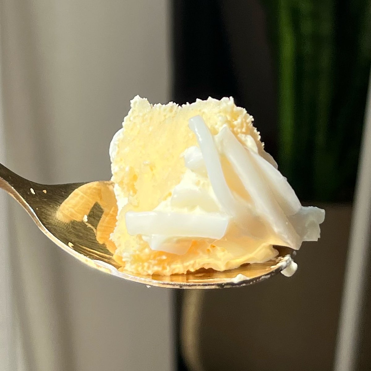 BlacklistSecret's tweet photo. เวลาวันเกิดเพื่อนชอบนึกไม่ออกควรซื้อเค้กร้านไหนเซฟร้านนี้ไม้เลย ig/lysbangkok อร่อยม๊าก!! สายรุ้งออกปาก รสชาติละเมียดละไม หน้าตาสวยและที่สำคัญคือรสชาติหวานน้อยถูกใจสุดๆ ครีมสดดีมากๆ แป้งนุ่มๆ มะพร้าวอ่อนแบบสดใหม่ ให้ใครไปประทับใจแน่นอน https://t.co/MpLFN4dvEo