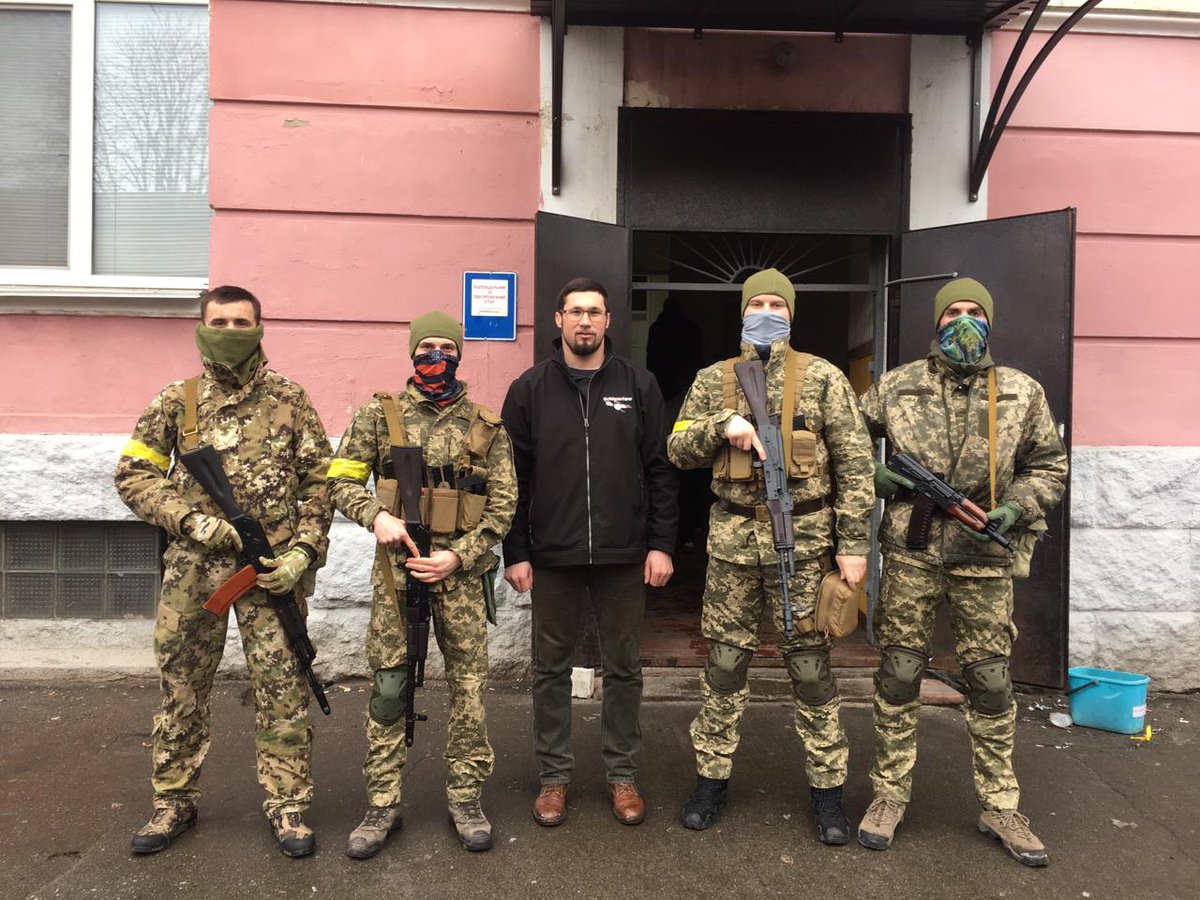 The goods (including our pork) are delivered to the army by the mayor (in black). 💪