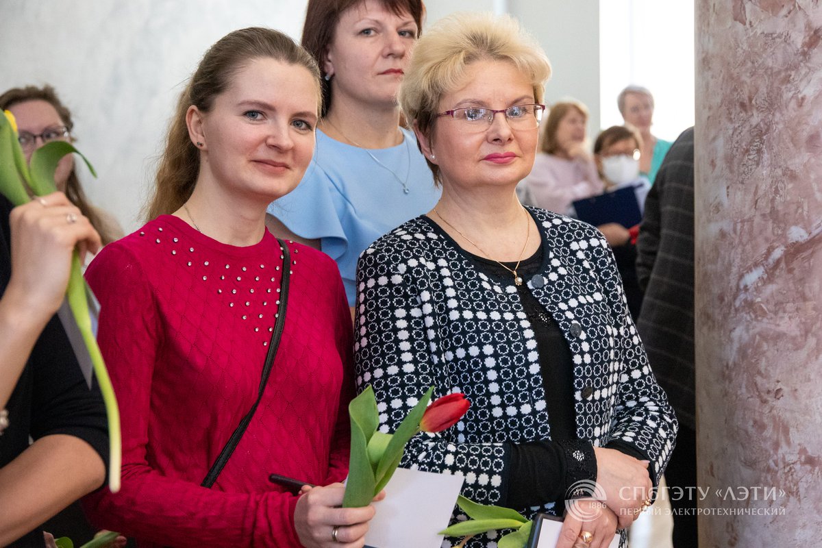 spbgetu's tweet photo. В холле 3-го этажа 3-го корпуса университета открылась традиционная фотовыставка «Женский портрет ЛЭТИ», приуроченная к 8 марта. На ней представлены фотографии 13 преподавательниц, сотрудниц администрации и творческих профессий – очаровательных, строгих, веселых и талантливых. https://t.co/hcNvbTNMUC