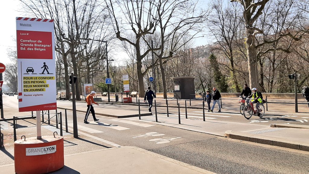 Fabien_Bagnon's tweet photo. 🚶‍♀️🚦 Nous modifions le réglage de certains feux pour le confort des piétons :
✅ Moins d'attente
✅ Plus de temps pour traverser et donc plus de sécurité pour les 👫👵👨‍🦯👩‍🦽
➡️ La marche est la 1ère des mobilités sur Lyon et Villeurbanne
➡️ Pour une Métropole 100% marchable https://t.co/2FcAX6Mkon