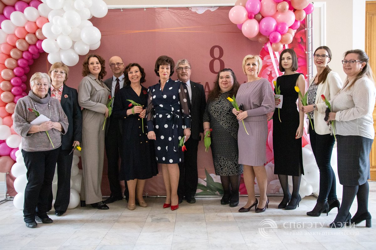 В холле 3-го этажа 3-го корпуса университета открылась традиционная фотовыставка «Женский портрет ЛЭТИ», приуроченная к 8 марта. На ней представлены фотографии 13 преподавательниц, сотрудниц администрации и творческих профессий – очаровательных, строгих, веселых и талантливых.