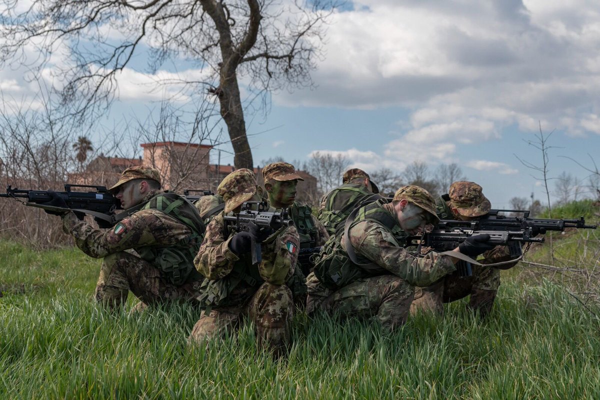 Esercito's tweet photo. Gli allievi del 234° corso della Scuola Militare “Nunziatella”, in occasione della campagna tattica invernale, si addestrano presso l’area addestrativa del Comprensorio di #Persano (SA).
#EsercitodegliItaliani #noicisiamosempre #alserviziodelPaese https://t.co/3dp62XJexK
