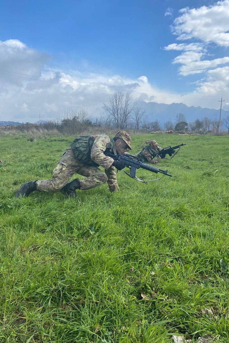 Esercito's tweet photo. Gli allievi del 234° corso della Scuola Militare “Nunziatella”, in occasione della campagna tattica invernale, si addestrano presso l’area addestrativa del Comprensorio di #Persano (SA).
#EsercitodegliItaliani #noicisiamosempre #alserviziodelPaese https://t.co/3dp62XJexK