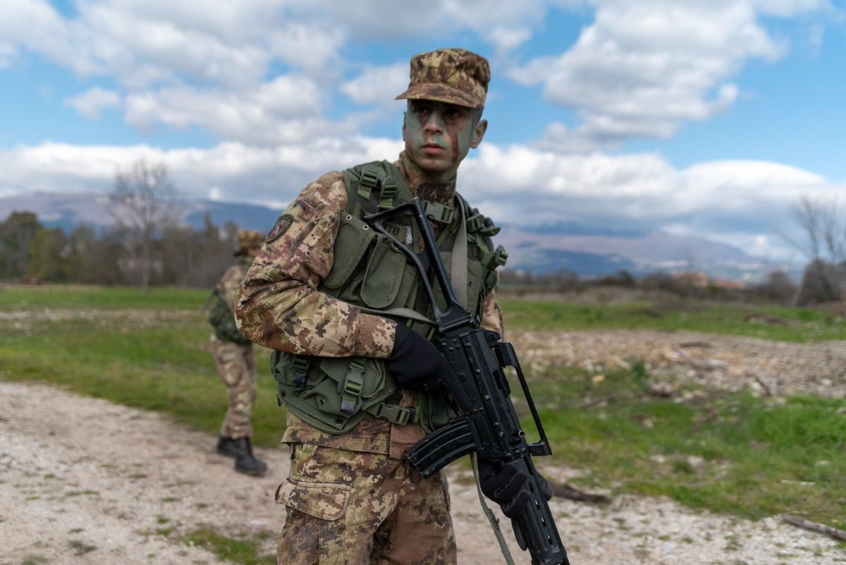 Esercito's tweet photo. Gli allievi del 234° corso della Scuola Militare “Nunziatella”, in occasione della campagna tattica invernale, si addestrano presso l’area addestrativa del Comprensorio di #Persano (SA).
#EsercitodegliItaliani #noicisiamosempre #alserviziodelPaese https://t.co/3dp62XJexK