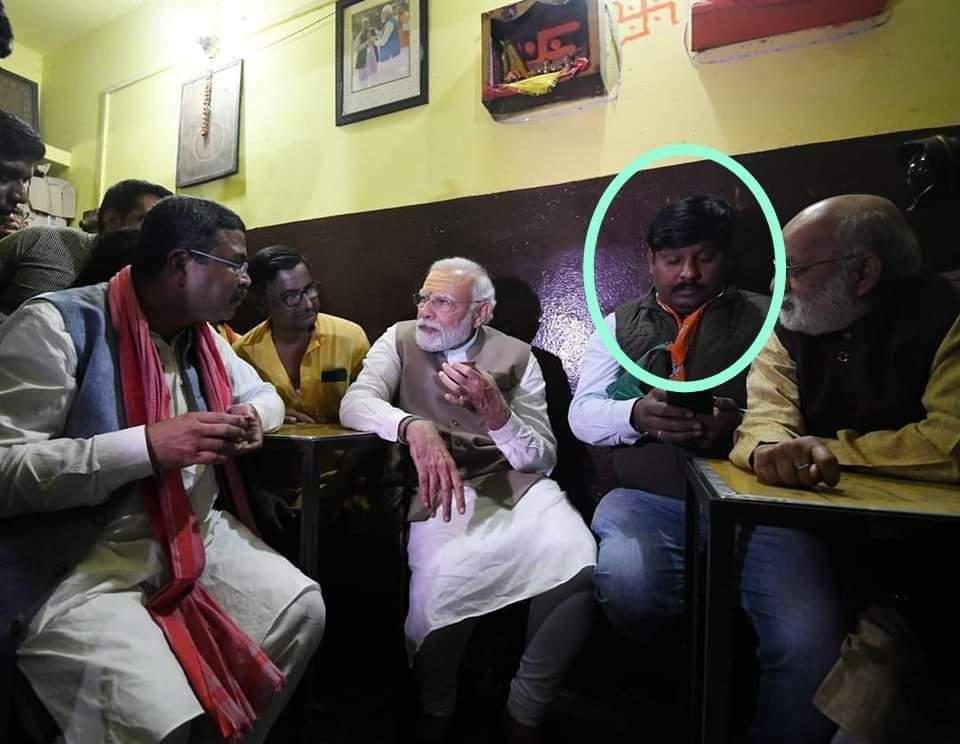 BeingArun28's tweet image. Social media के कार्यकर्ता ऐसे होते हैं जी, बगल मे मोदी जी हैं तो क्या,अपना काम करते रहना है☺️☺️💐