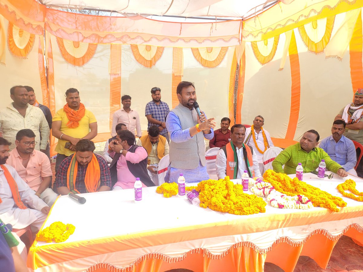 MpDrBholaSingh's tweet image. आज जनपद #चंदौली की विधानसभा #प.दीनदयाल उपाध्याय नगर मे #भाजपा प्रत्याशी श्री रमेश जयशवाल जी के पक्ष मे जनसंवाद कर भारी मतो से विजयी बनाकर प्रदेश मे भाजपा सरकार बनाने की अपील की ।  #मोदीमय_पूर्वांचल #पूर्वांचल_में_कमल #DrBholaMP