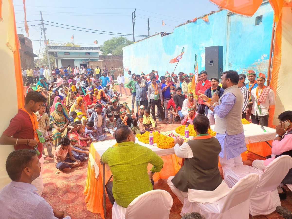 MpDrBholaSingh's tweet image. आज जनपद #चंदौली की विधानसभा #प.दीनदयाल उपाध्याय नगर मे #भाजपा प्रत्याशी श्री रमेश जयशवाल जी के पक्ष मे जनसंवाद कर भारी मतो से विजयी बनाकर प्रदेश मे भाजपा सरकार बनाने की अपील की ।  #मोदीमय_पूर्वांचल #पूर्वांचल_में_कमल #DrBholaMP