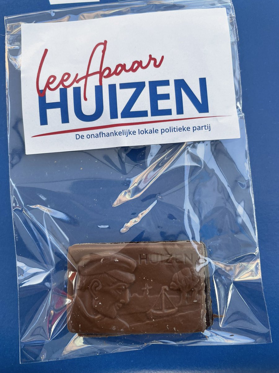 Hebben jullie ons al gespot op de markt? Wij staan klaar voor een kort praatje met een heerlijk Huizers chocolaatje.