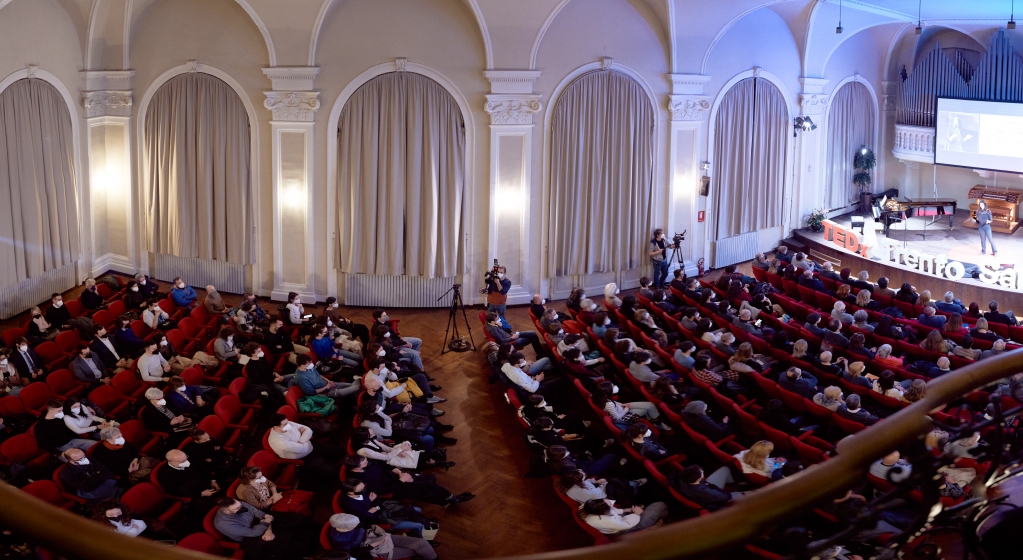 ❌ TEDxTrento Salon📆 10 febbraio 2022Ricchezza e povertà: generazioni e divari economici e culturali. Ecco alcune immagini! #TEDx #TED #Trento #Salon #10febbraio #ricchezza #povertà #idee #condivisione #interesse #gratitudine #evento #foto #Filarmonica #palco #bollorosso
