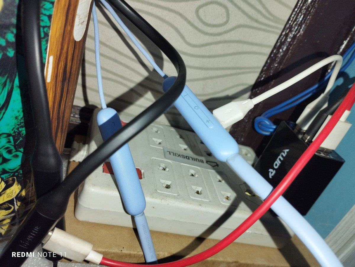 ashishnayakone's tweet image. Thanks for this : @amxindia 
Charging 
2 Wireless Earphones
1 Smartphone 
#MultiPORT Charger 🔋