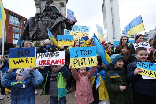 MENnewsdesk's tweet photo. Images from Piccadilly Gardens this afternoon as large crowds gather to protest the war in Ukraine 🇺🇦https://t.co/h93aN2loJQ https://t.co/7fARm8JZak
