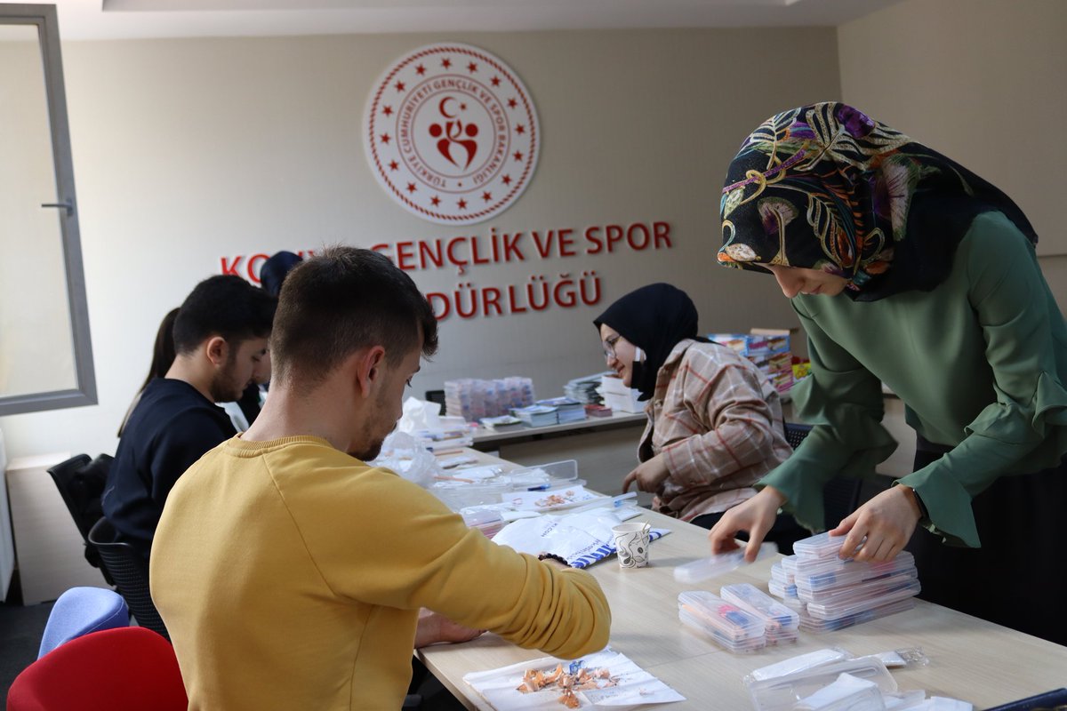 konymedyakulubu's tweet photo. Anlık Bildiriyoruz 🔉

Sayın Bakanım @kasapoglu #GençlikKatılımıYılı ilanınızı görev edinerek daha çok yüreğe dokunmak için çalışmalarımızı artırarak ziyaret edeceğimiz köy okulu ziyaretlerimizde miniklerin yüzünde bir tebessüm olmak üzere hediyelerimizi paketleyerek hazırlıyoruz https://t.co/GVvmQTUeSj