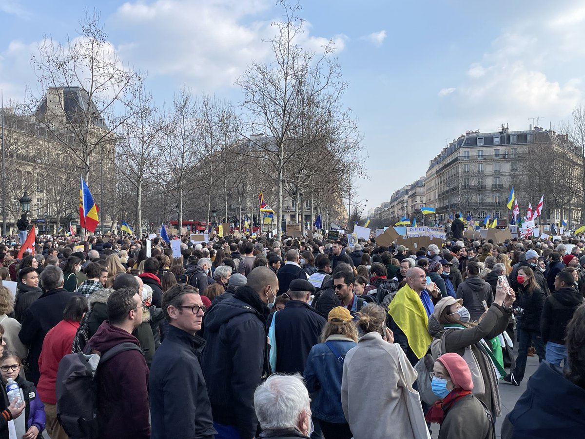 vautringwenaell's tweet photo. 🇺🇦🇺🇦🇺🇦🇺🇦Les avocats répondent présents à l’appel du président ukrainien place de la république à Paris quel monde🙌 sur cette place si symbolique pour notre profession #ukraine #nonalaguerre ⁦@COBHAF⁩ ⁦@COBEST6⁩ https://t.co/gHCL0X6HYU