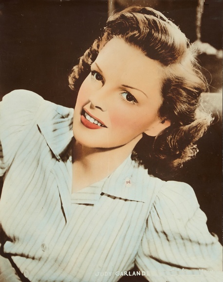 TheJudyRoom's tweet photo. March 5, 1944:  Judy recorded three "Command Performance" radio shows (audio only), with Bing Crosby &amp; Bob Hope.

The Man I Love
https://t.co/gUtEj22esY

Embraceable You
https://t.co/m9p9KAUVtM

#judygarland #bobhope #commandperformance #overtherainbow #thejudyroom https://t.co/n2zuMOAfa7