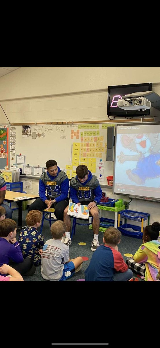 Had a great time reading to the young bulldogs for #ReadAcrossAmerica2022 love these kids and this community ❤️ #Dawgs @PES_Bulldogs