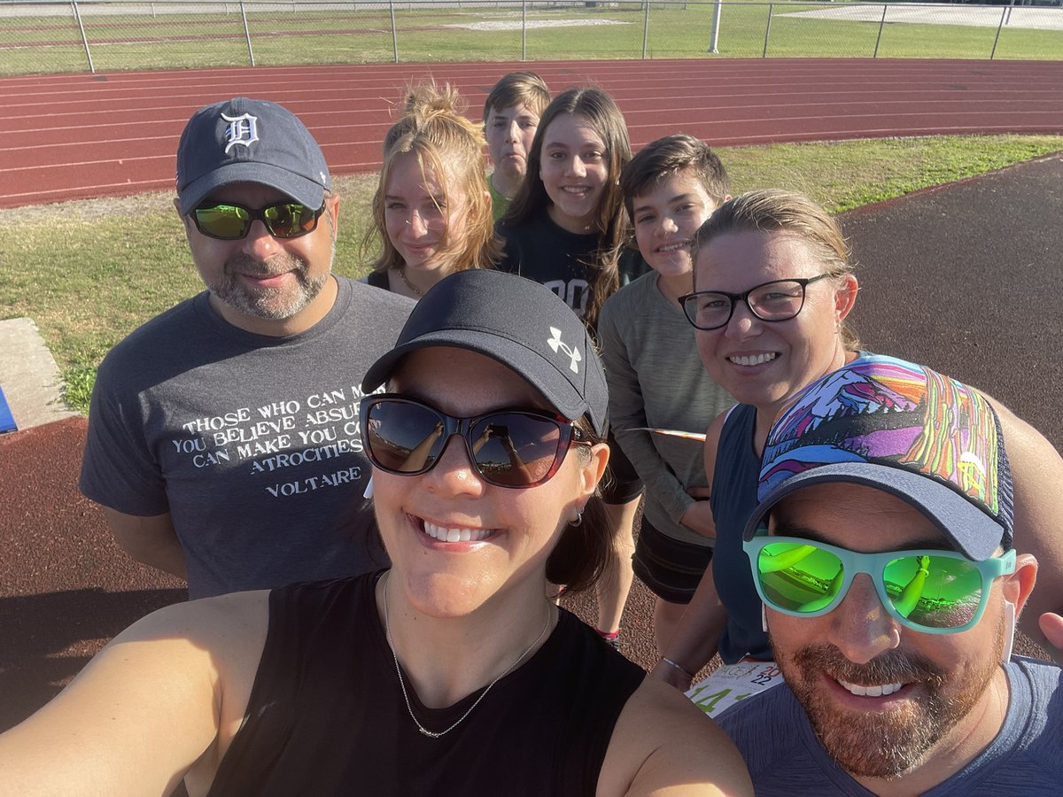 CheriKnoebel's tweet photo. Ready for the #keepingPacewithPace5k #runhappy #outsideisthebestside @Osceolaschools https://t.co/sH93oapQGO