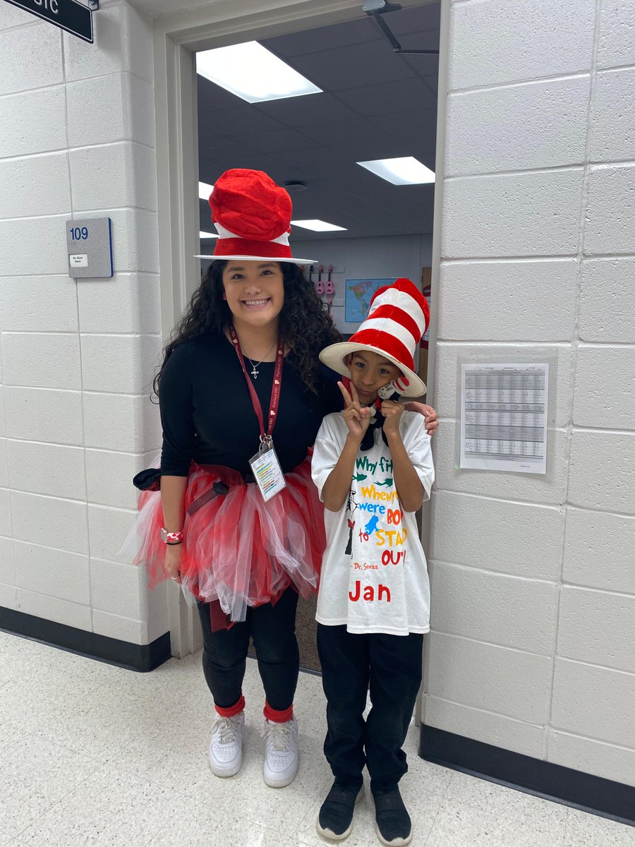 PearlandISD's tweet image. Oh, the places they&apos;ll go! Lawhon students and staff celebrated Read Across America week by participating in fun, themed activities and dressing up as several Dr. Seuss books. #WeAreKnowledgeable #WeArePearlandISD