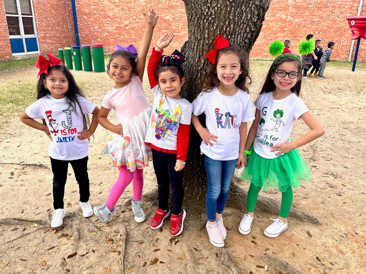 PearlandISD's tweet image. Oh, the places they&apos;ll go! Lawhon students and staff celebrated Read Across America week by participating in fun, themed activities and dressing up as several Dr. Seuss books. #WeAreKnowledgeable #WeArePearlandISD