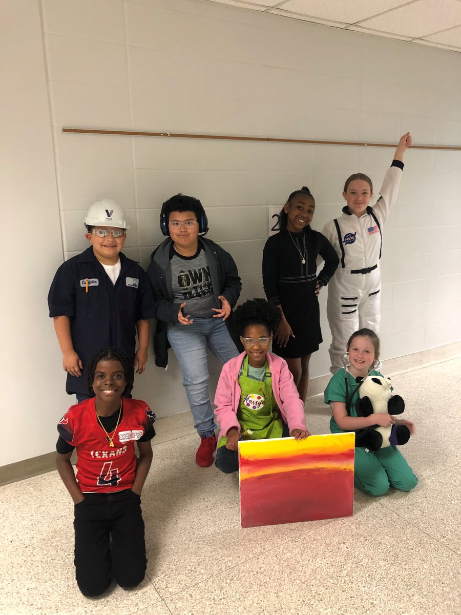 PearlandISD's tweet image. Oh, the places they&apos;ll go! Lawhon students and staff celebrated Read Across America week by participating in fun, themed activities and dressing up as several Dr. Seuss books. #WeAreKnowledgeable #WeArePearlandISD
