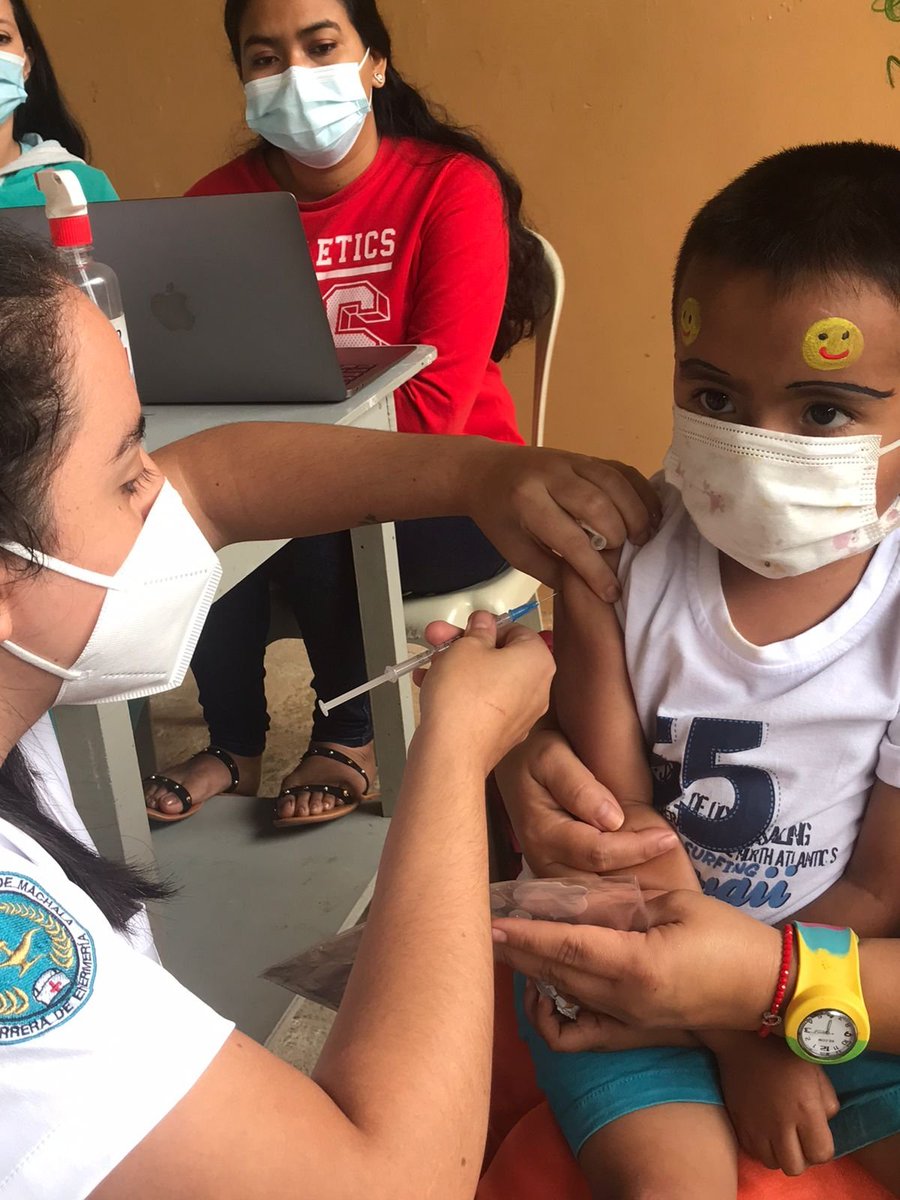 La “Profe Jessi” de la UE "Ernesto A. Castro", sigue de cerca el proceso de vacunación de sus niños de 3 y 4 años, para lo cual emplea actividades lúdicas, en pro de alentar a los más pequeñitos a la vacunación. #VacunadosEstamosSeguros <a href="/mariabrownp/">María Brown Pérez</a> <a href="/FenixLa1240/">Fenix La 12-40</a> <a href="/samantha899fm/">Radio Samantha 899fm</a>