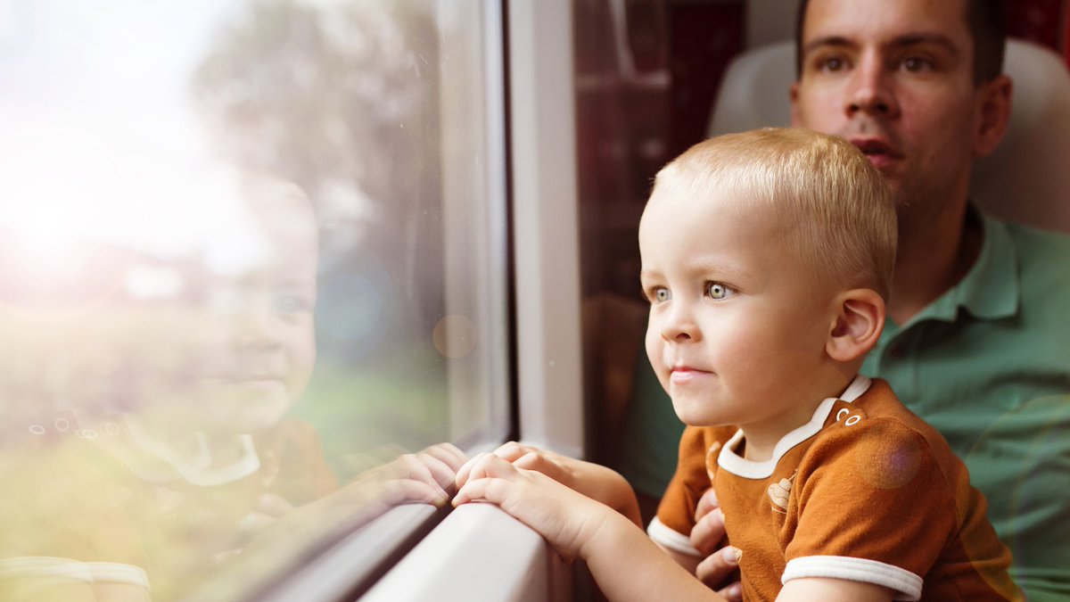 машина для папы. отец и сын за рулем. мальчик с мамой в автобусе. отец с сыном ехали. папа с сыном за рулем.