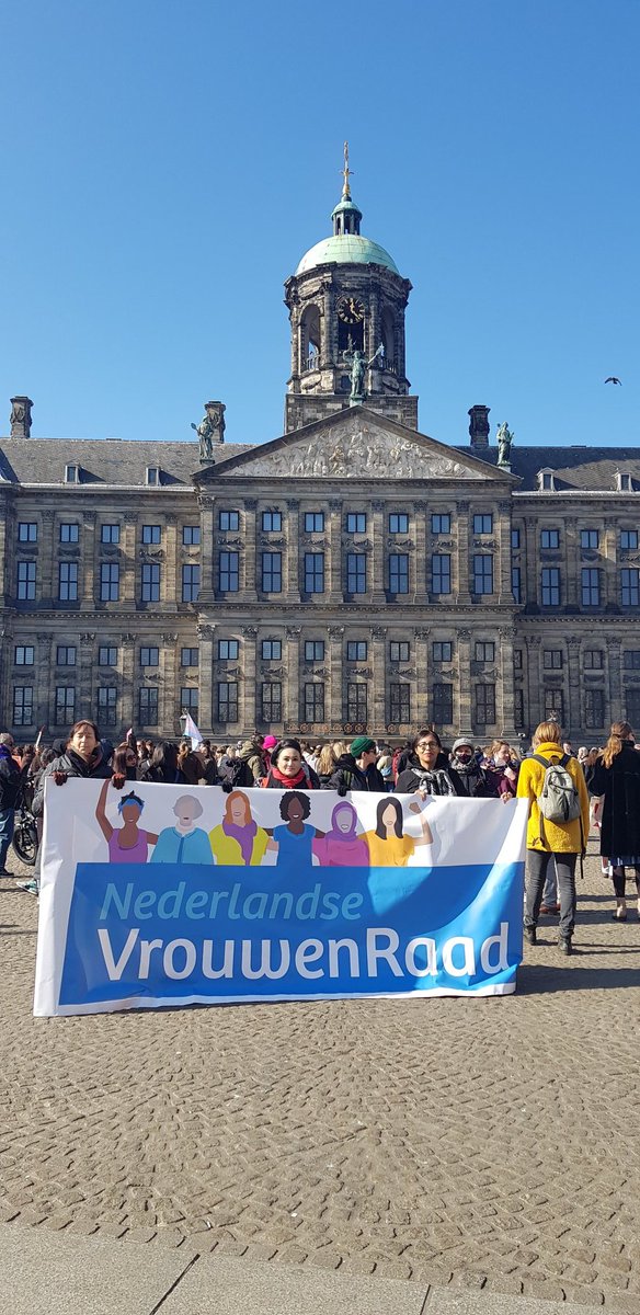 #NLVrouwenraad #gelijkerechtenvoorvrouwen #stopgendergerelateerdgeweld  samen met vertegenwoordigers van NVR lidorganisaties aanwezig op de Dam bij de start van #WomensMarch