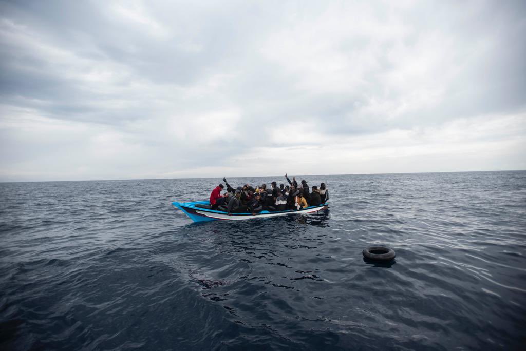 campsoscar's tweet photo. El #OpenArms avista una embarcación a la deriva en aguas internacionales y rescata a 28 personas, 9 de ellas menores de edad. Todas a bordo y a salvo.
#CadaVidaCuenta https://t.co/P0rVv90XgY
