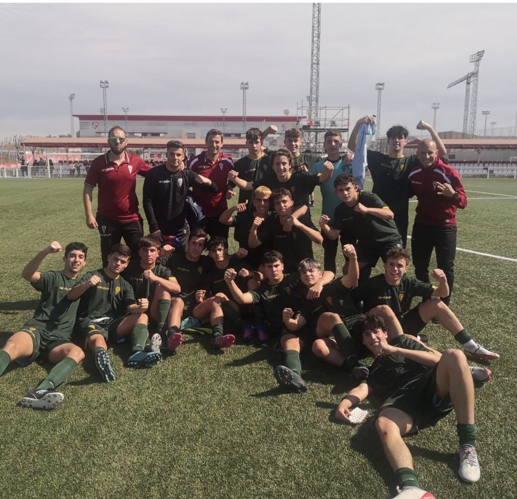 0-3 ante el Sevilla FC. Cuando se acaban los calificativos, aparece el <a href="/CordobaCF_ofi/">Córdoba CF</a> Cadete DH y lo vuelve hacer. Seguimos creciendo, gracias equipo por estos momentos inolvidables. ¡Sois enormes!#cordobacadetedh