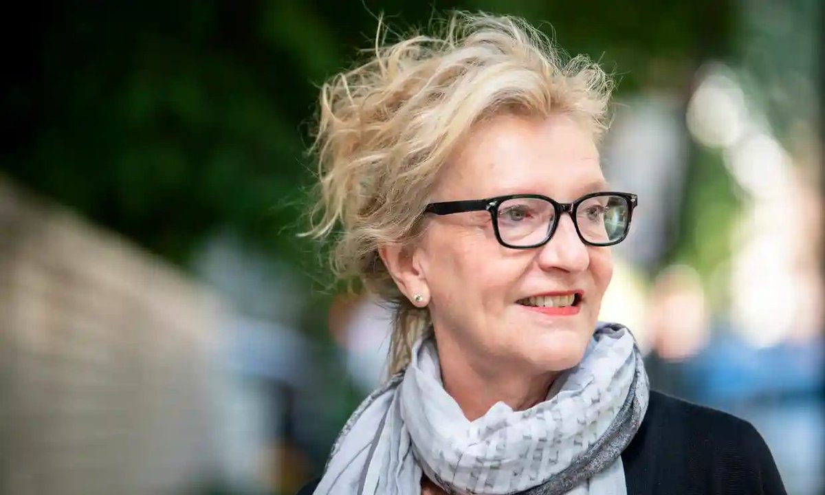 mixdevil66's tweet photo. ‘I felt different as a child. I was nearly mute’: #ElenaFerrante in conversation with #ElizabethStrout. The author of the #NeapolitanQuartet and the Pulitzer prize-winning novelist discuss identity, ambition, truth – and the ‘convulsive’ urge to write https://t.co/2hP9YfMIIx 📚 https://t.co/PpPqgDIWnv