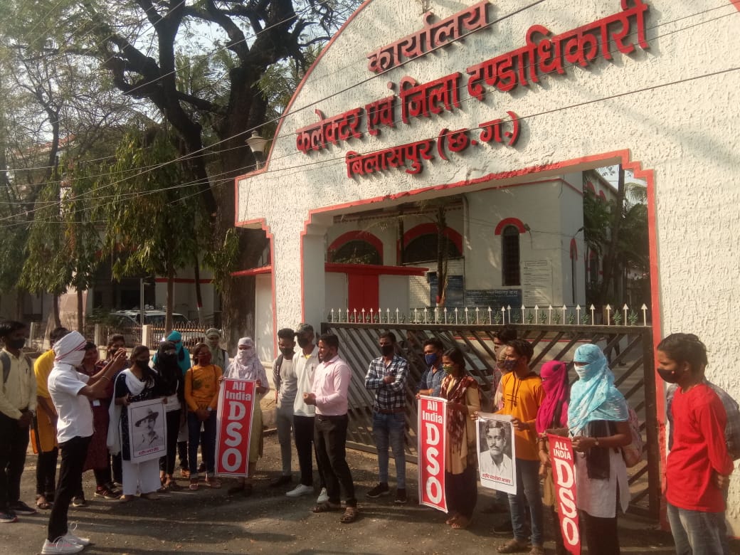 आज AIDSO बिलासपुर संगठन के द्वारा स्वामी आत्मानंद इंग्लिश मीडियम स्कूल पुराने हिंदी मीडियम स्कूल को इंग्लिश मीडियम करने के बजाय इंग्लिश मीडियम स्कूल अलग से खोला जाए और पुराने हिंदी मीडियम स्कूल में पर्याप्त सुविधा देने के मांग पर बिलासपुर जिले के कलेक्टर ज्ञापन दिया गया ✊✊✊