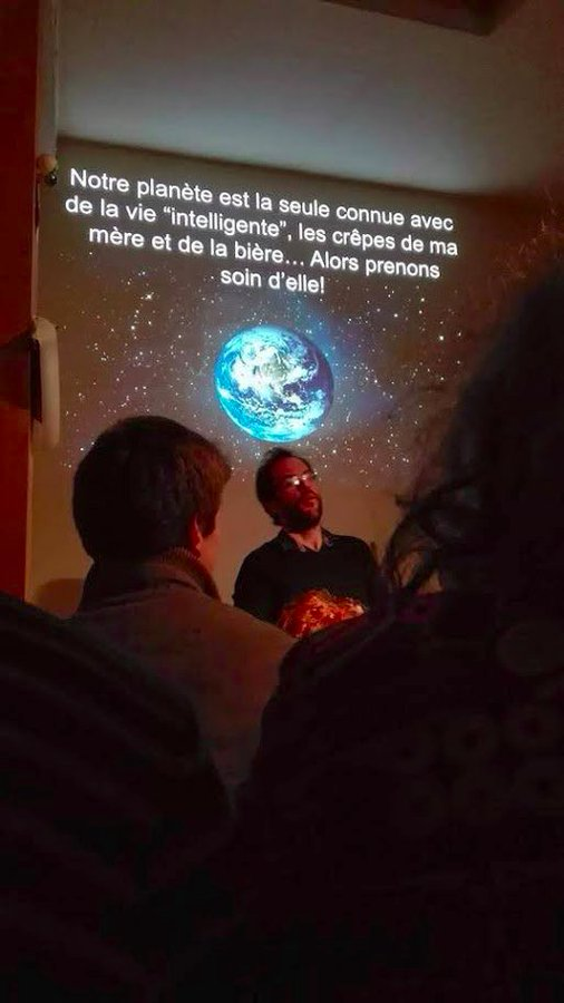 Faisons en sorte que le plus de gens possible prennent de la hauteur pour regarder la Terre. Depuis l'espace il n'y a pas de frontière et notre planète est le fruit d'un voyage cosmique de ~14 milliards d'années, prenons soin d'elle!