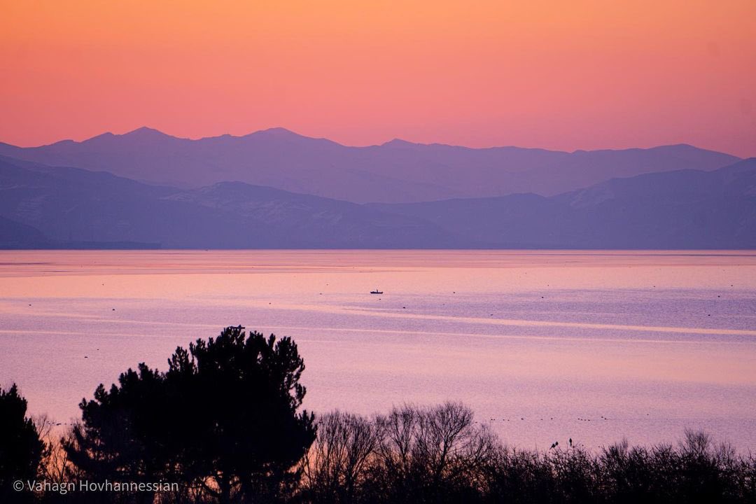 Welcome to #LakeSevan wearing all sunset colors!!! 

📸: Vahagn Hovhannesian 
#explorearmenia